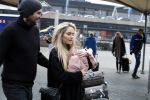 Schiphol 17 februari 2017 
Xander en Sophie de Buisonje komen met hun dochter Cela Lynn en zoon Dex aan op schiphol. Beide ouders familie en Sem v Dijk wachten ze op . Ook de hond is meegekomen.