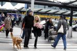 Schiphol 17 februari 2017 
Xander en Sophie de Buisonje komen met hun dochter Cela Lynn en zoon Dex aan op schiphol. Beide ouders familie en Sem v Dijk wachten ze op . Ook de hond is meegekomen.