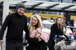Schiphol 17 februari 2017 
Xander en Sophie de Buisonje komen met hun dochter Cela Lynn en zoon Dex aan op schiphol. Beide ouders familie en Sem v Dijk wachten ze op . Ook de hond is meegekomen.