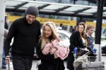 Schiphol 17 februari 2017 
Xander en Sophie de Buisonje komen met hun dochter Cela Lynn en zoon Dex aan op schiphol. Beide ouders familie en Sem v Dijk wachten ze op . Ook de hond is meegekomen.