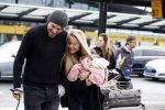 Schiphol 17 februari 2017 
Xander en Sophie de Buisonje komen met hun dochter Cela Lynn en zoon Dex aan op schiphol. Beide ouders familie en Sem v Dijk wachten ze op . Ook de hond is meegekomen.