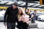 Schiphol 17 februari 2017 
Xander en Sophie de Buisonje komen met hun dochter Cela Lynn en zoon Dex aan op schiphol. Beide ouders familie en Sem v Dijk wachten ze op . Ook de hond is meegekomen.