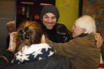 Schiphol 17 februari 2017 
Xander en Sophie de Buisonje komen met hun dochter Cela Lynn en zoon Dex aan op schiphol. Beide ouders familie en Sem v Dijk wachten ze op . Ook de hond is meegekomen.