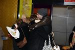 Schiphol 17 februari 2017 
Xander en Sophie de Buisonje komen met hun dochter Cela Lynn en zoon Dex aan op schiphol. Beide ouders familie en Sem v Dijk wachten ze op . Ook de hond is meegekomen.