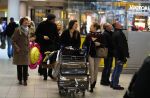 Schiphol 17 februari 2017 
Xander en Sophie de Buisonje komen met hun dochter Cela Lynn en zoon Dex aan op schiphol. Beide ouders familie en Sem v Dijk wachten ze op . Ook de hond is meegekomen.