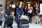 Schiphol 17 februari 2017 
Xander en Sophie de Buisonje komen met hun dochter Cela Lynn en zoon Dex aan op schiphol. Beide ouders familie en Sem v Dijk wachten ze op . Ook de hond is meegekomen.