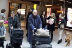 Schiphol 17 februari 2017 
Xander en Sophie de Buisonje komen met hun dochter Cela Lynn en zoon Dex aan op schiphol. Beide ouders familie en Sem v Dijk wachten ze op . Ook de hond is meegekomen.