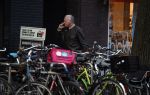 Amsterdam 20 februari 2018
Bram Moszkowicz doet boodschappen in Amsterdam zuid