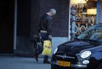 Amsterdam 20 februari 2018
Bram Moszkowicz doet boodschappen in Amsterdam zuid