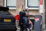 Amsterdam 15 februari 2018 
Chantal janzen met man Marco en zoon naar verloskundigenpraktijk