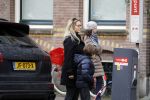 Amsterdam 15 februari 2018 
Chantal janzen met man Marco en zoon naar verloskundigenpraktijk