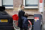 Amsterdam 15 februari 2018 
Chantal janzen met man Marco en zoon naar verloskundigenpraktijk