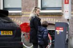 Amsterdam 15 februari 2018 
Chantal janzen met man Marco en zoon naar verloskundigenpraktijk