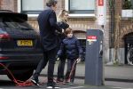 Amsterdam 15 februari 2018 
Chantal janzen met man Marco en zoon naar verloskundigenpraktijk