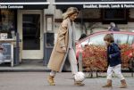 Amsterdam 11 maart 2018   
Danie Bles aan het voetballen met zijn zoon