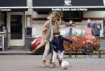 Amsterdam 11 maart 2018   
Danie Bles aan het voetballen met zijn zoon