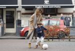 Amsterdam 11 maart 2018   
Danie Bles aan het voetballen met zijn zoon