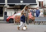 Amsterdam 11 maart 2018   
Danie Bles aan het voetballen met zijn zoon