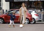 Amsterdam 11 maart 2018   
Danie Bles aan het voetballen met zijn zoon