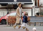 Amsterdam 11 maart 2018   
Danie Bles aan het voetballen met zijn zoon