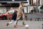 Amsterdam 11 maart 2018   
Danie Bles aan het voetballen met zijn zoon