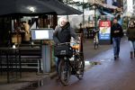 Amsterdam 8 maart 2018
Derek de Lint met zijn fiets bij de Albert Cuyp