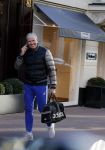 Amsterdam 7 februari 2018  
Dries Roelvink bellend op de pc hooftstraat