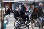 Amsterdam 21 februari 2018
Henny Vrienten met zijn zoon op de fiets