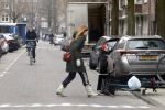 Amsterdam 9 februari 2018
Actrice Ilse Warringa ( de luizenmoeder) haalt haar dochter op op school.