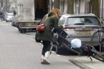 Amsterdam 9 februari 2018
Actrice Ilse Warringa ( de luizenmoeder) haalt haar dochter op op school.