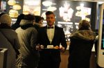 Amsterdam 12 februari 2018
Jan Versteegh eet voor premiere in zijn smoking bij Mac Donalds