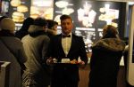 Amsterdam 12 februari 2018
Jan Versteegh eet voor premiere in zijn smoking bij Mac Donalds