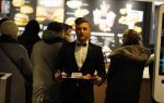 Amsterdam 12 februari 2018
Jan Versteegh eet voor premiere in zijn smoking bij Mac Donalds