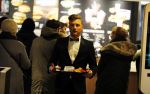 Amsterdam 12 februari 2018
Jan Versteegh eet voor premiere in zijn smoking bij Mac Donalds