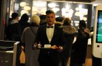 Amsterdam 12 februari 2018
Jan Versteegh eet voor premiere in zijn smoking bij Mac Donalds