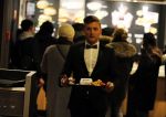 Amsterdam 12 februari 2018
Jan Versteegh eet voor premiere in zijn smoking bij Mac Donalds