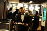 Amsterdam 12 februari 2018
Jan Versteegh eet voor premiere in zijn smoking bij Mac Donalds