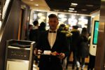 Amsterdam 12 februari 2018
Jan Versteegh eet voor premiere in zijn smoking bij Mac Donalds