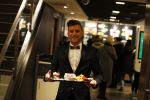 Amsterdam 12 februari 2018
Jan Versteegh eet voor premiere in zijn smoking bij Mac Donalds