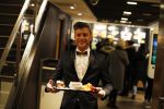 Amsterdam 12 februari 2018
Jan Versteegh eet voor premiere in zijn smoking bij Mac Donalds