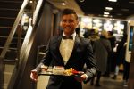 Amsterdam 12 februari 2018
Jan Versteegh eet voor premiere in zijn smoking bij Mac Donalds