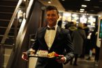 Amsterdam 12 februari 2018
Jan Versteegh eet voor premiere in zijn smoking bij Mac Donalds