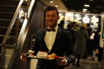 Amsterdam 12 februari 2018
Jan Versteegh eet voor premiere in zijn smoking bij Mac Donalds