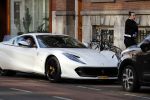 Amsterdam 6 maart 2018
Kunstenaar Joseph Klibansky en zijn vriendin gaan in hun nieuwe ferrari naar een huis kijken in Amsterdam zuid.