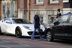 Amsterdam 6 maart 2018
Kunstenaar Joseph Klibansky en zijn vriendin gaan in hun nieuwe ferrari naar een huis kijken in Amsterdam zuid.