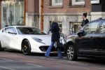 Amsterdam 6 maart 2018
Kunstenaar Joseph Klibansky en zijn vriendin gaan in hun nieuwe ferrari naar een huis kijken in Amsterdam zuid.