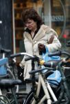 Amsterdam 19 februari 2018 
Linda v Dijck doet  boodschappen op de cornelis schuytstraat