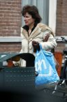 Amsterdam 19 februari 2018 
Linda v Dijck doet  boodschappen op de cornelis schuytstraat