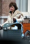 Amsterdam 19 februari 2018 
Linda v Dijck doet  boodschappen op de cornelis schuytstraat