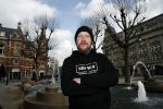 Amsterdam 9 maart 2018
Michel de man die een probleem heeft met Patricia Paay. Hij draagt een trui van eendevanger